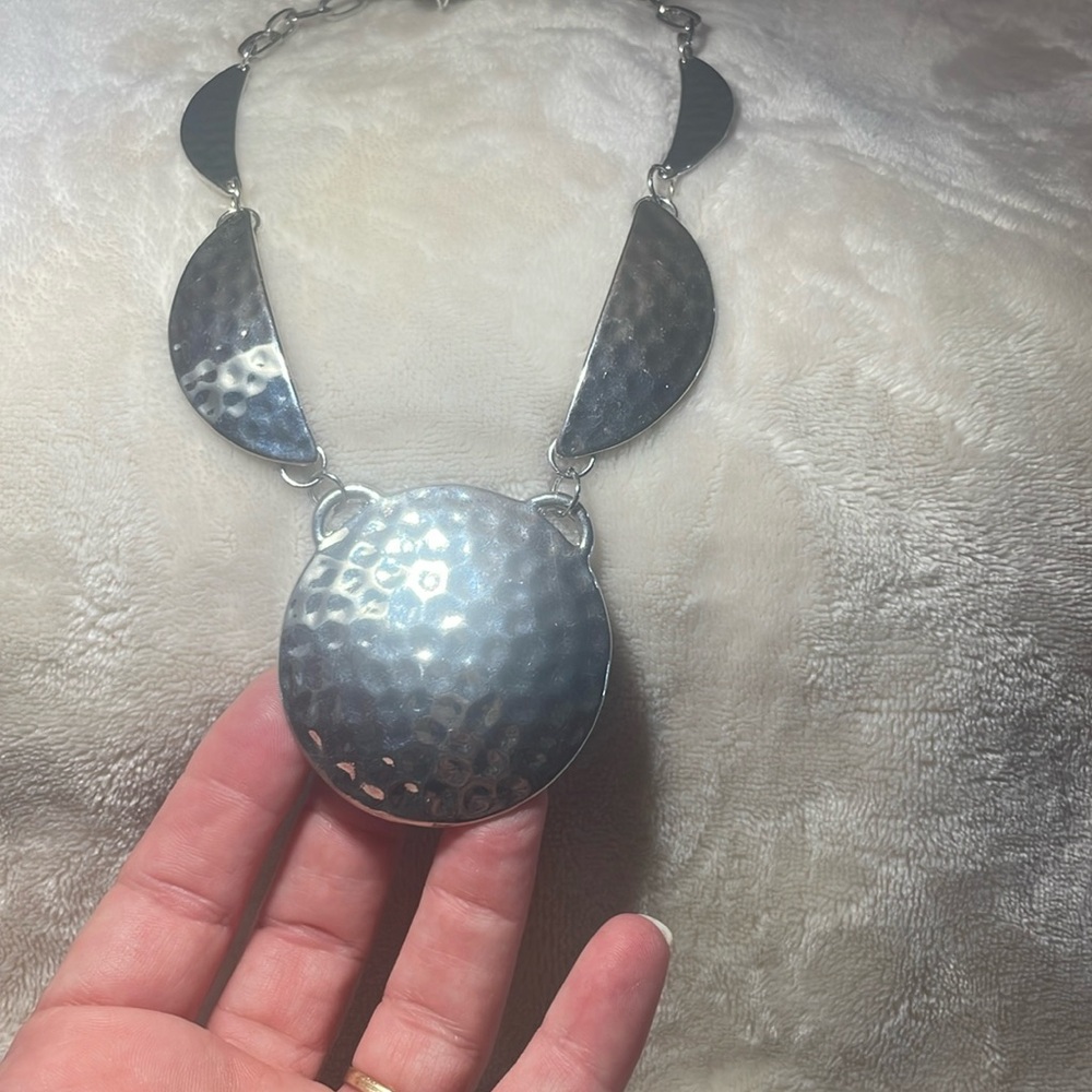 NWT Women’s silver hammered look statement necklace